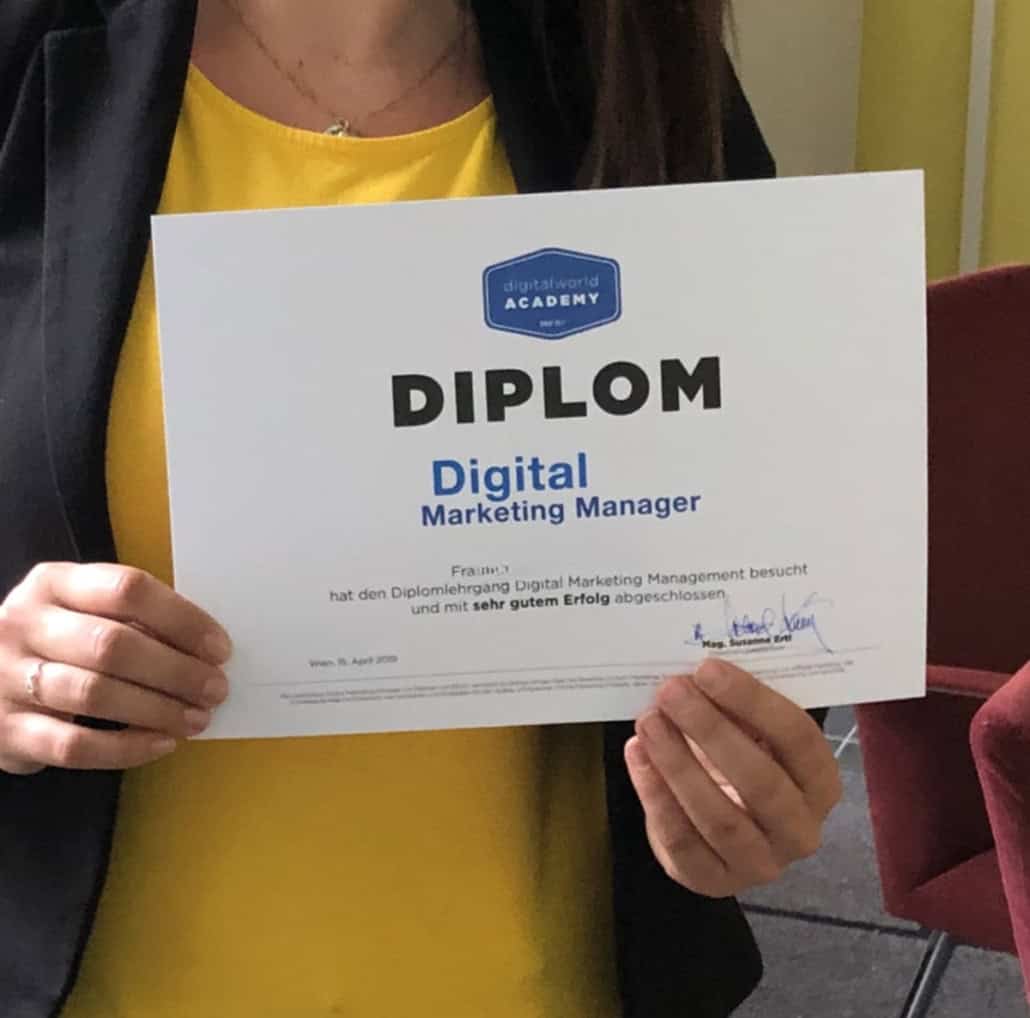 Erfolgreiche Teilnehmerin der digitalworld Academy Wien mit Abschlusszertifikat eines AMS-geförderten Digital Marketing Kurses